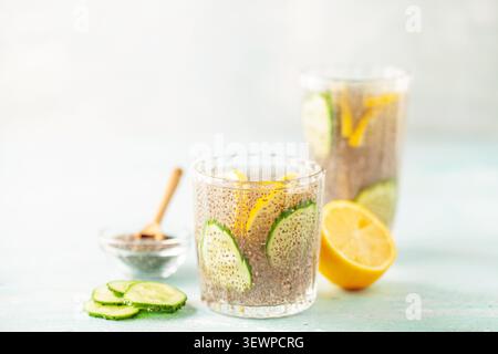 Chia-Samenwasser mit Zitronen- und Gurkenscheiben in Trinkgasen auf Holztisch. Trinken Sie für eine gesunde Ernährung Stockfoto
