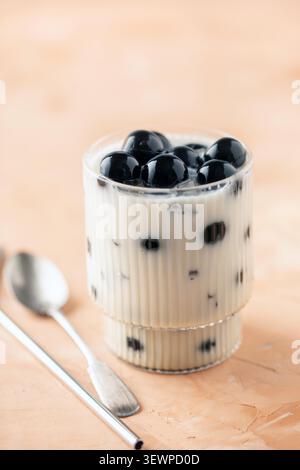 Teegelee mit Milch im Glas. Nachtisch nach dem Abendessen Stockfoto