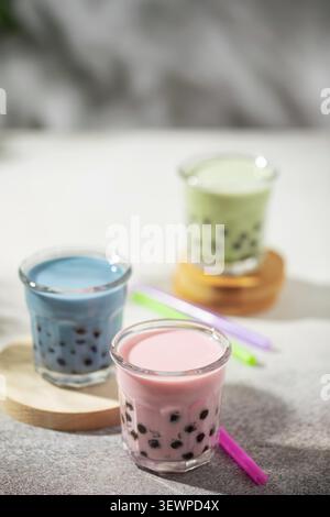 Verschiedene gesunde vegane Getränke Matcha Latte mit Boba oder Tapioka Perlen in Gläsern. Bubble Tea-Konzept Stockfoto