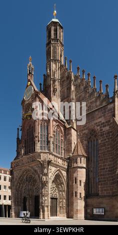 Architektonischer Blick auf die Frauenkirche in Nürnberg. Diese historische gotische Backsteinkirche verfügt über komplizierte Steinschnitzereien an der Westfassade A Stockfoto