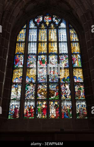 Das bunte Buntglasfenster in der historischen St. Lorenz Kirche in Nürnberg zeigt detaillierte religiöse Ikonographie und GOT Stockfoto