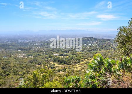 Panoramablick auf den Botanischen Garten Kirstenbosch und Kapstadt vom Tafelberg Stockfoto