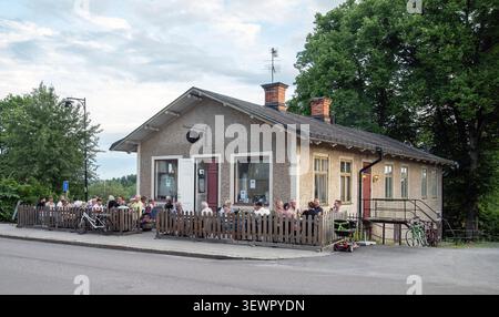 Sitzplätze im Freien in einem Café in der Nachbarschaft an einem Sommerabend in Malmköping Stockfoto
