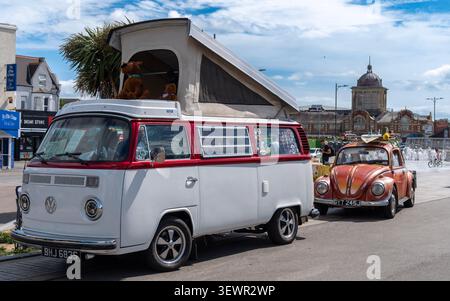 Ein Volkswagen Wohnmobil und Käfer bei den Classic Cars am Strand von Southend on Sea. Stockfoto