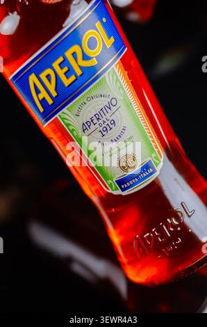 LONDON, Großbritannien - 25. MÄRZ 2024 Aperol wurde von den Brüdern Barbieri gegründet und 1919 auf den Markt gebracht Stockfoto
