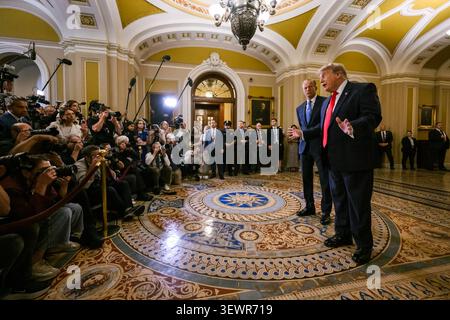 Präsident Donald J. Trump, der 47. Präsident der Vereinigten Staaten, spricht mit Reportern zusammen mit dem Mehrheitsführer des Senats John Thune im Kapitol der Vereinigten Staaten, bevor er sich am 24. Juni 2026 mit den Führern des republikanischen Kongresses in Washington, D.C. traf. Bild mit freundlicher Genehmigung des Weißen Hauses. Stockfoto