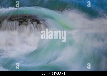 Ein Wildwasserabschnitt des McDonald Creek, gefärbt mit Gletschermehl, im Glacier National Park, Montana, USA Stockfoto
