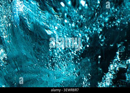 Makrofoto mit zarten Raureif-Kristallen, die einen dunklen vulkanischen Felsen in Island bedecken, und die detaillierte geometrische Textur von Frozen einfangen Stockfoto