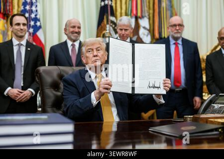 Präsident Donald J. Trump, zusammen mit Kriegsminister Pete Hegseth, Physiker John M. Martinis, Direktor für Wissenschafts- und Technologiepolitik Michael Kratsios, Handelsminister Howard Lutnick, Energieminister Chris Wright, OMB-Direktor Russ Vought und anderen, hält eine Rede nach der Unterzeichnung einer Executive Order über Quantencomputer im Oval Office am Montag, 22. Juni 2026. (Offizielles Foto Des Weißen Hauses ) Stockfoto