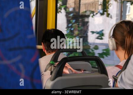 KIEW, UKRAINE - JUNI 2026: Passagiere fahren in einem kommunalen Trolleybus während eines Tagesausflugs in Kiew. Die öffentlichen Verkehrsmittel bieten tägliche Mobilität Stockfoto