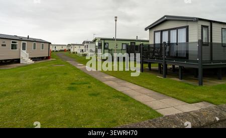 Statische und mobile Ferienhäuser in einem Caravan-Park am Meer in Seahouses, Northumberland, zeigen eine Ferienanlage an der Küste mit Unterkunft in der Nähe des Stockfoto