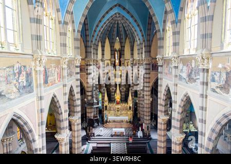 Hochwinkelansicht eines historischen Kircheninnenraums mit detaillierter Architektur und religiöser Kunst. Ideal für redaktionelle Anwendungen Stockfoto