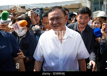 BANGKOK, THAILAND – 28. JUNI 2026: Der ehemalige thailändische Premierminister Thaksin Shinawatra gibt bei den Wahlen am 28. Juni 2026 seine Stimme in einem Wahlhaus im Bezirk Bang Phlat ab. Die Wahl ist seine erste Teilnahme an einer Wahl seit mehr als 17 Jahren, nachdem er Jahre im selbstauferlegten Exil im Ausland verbracht hatte, während er vor der Rückkehr nach Thailand 2023 mit Rechtsstreitigkeiten konfrontiert war. Foto: Teera Noisakran / JNA Press. (Foto von TEERA NOISAKRAN/JNA Press über Nexpher Images) Stockfoto