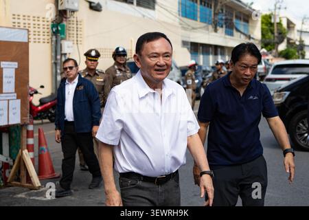 BANGKOK, THAILAND – 28. JUNI 2026: Der ehemalige thailändische Premierminister Thaksin Shinawatra gibt bei den Wahlen am 28. Juni 2026 seine Stimme in einem Wahlhaus im Bezirk Bang Phlat ab. Die Wahl ist seine erste Teilnahme an einer Wahl seit mehr als 17 Jahren, nachdem er Jahre im selbstauferlegten Exil im Ausland verbracht hatte, während er vor der Rückkehr nach Thailand 2023 mit Rechtsstreitigkeiten konfrontiert war. Foto: Teera Noisakran / JNA Press. (Foto von TEERA NOISAKRAN/JNA Press über Nexpher Images) Stockfoto