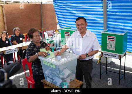 BANGKOK, THAILAND – 28. JUNI 2026: Der ehemalige thailändische Premierminister Thaksin Shinawatra gibt bei den Wahlen am 28. Juni 2026 seine Stimme in einem Wahlhaus im Bezirk Bang Phlat ab. Die Wahl ist seine erste Teilnahme an einer Wahl seit mehr als 17 Jahren, nachdem er Jahre im selbstauferlegten Exil im Ausland verbracht hatte, während er vor der Rückkehr nach Thailand 2023 mit Rechtsstreitigkeiten konfrontiert war. Foto: Teera Noisakran / JNA Press. (Foto von TEERA NOISAKRAN/JNA Press über Nexpher Images) Stockfoto