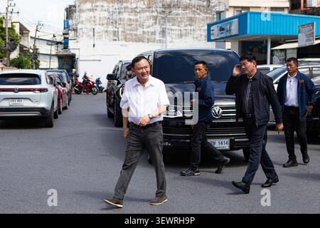 BANGKOK, THAILAND – 28. JUNI 2026: Der ehemalige thailändische Premierminister Thaksin Shinawatra gibt bei den Wahlen am 28. Juni 2026 seine Stimme in einem Wahlhaus im Bezirk Bang Phlat ab. Die Wahl ist seine erste Teilnahme an einer Wahl seit mehr als 17 Jahren, nachdem er Jahre im selbstauferlegten Exil im Ausland verbracht hatte, während er vor der Rückkehr nach Thailand 2023 mit Rechtsstreitigkeiten konfrontiert war. Foto: Teera Noisakran / JNA Press. (Foto von TEERA NOISAKRAN/JNA Press über Nexpher Images) Stockfoto