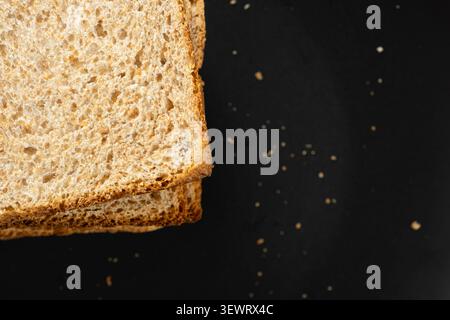 Blick auf knusprige Toastscheiben, die zum Frühstück auf dunklem Hintergrund serviert werden Stockfoto