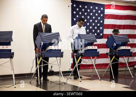 Präsident Barack Obama gibt seine Stimme bei der frühen Abstimmung im Martin Luther King Jr. ab Community Center in Chicago, Illinois, 25. Oktober 2012. (Offizielles Foto des Weißen Hauses von Pete Souza) dieses offizielle Foto des Weißen Hauses wird nur für die Veröffentlichung durch Nachrichtenorganisationen und/oder für den persönlichen Gebrauch durch den/die Gegenstand(e) des Fotos zur Verfügung gestellt. Das Foto darf in keiner Weise manipuliert und nicht in kommerziellen oder politischen Materialien, Werbung, E-Mails, Produkten oder Werbeaktionen verwendet werden, die auf irgendeine Weise eine Genehmigung oder Billigung des Präsidenten, der First Family oder vermuten lassen Stockfoto