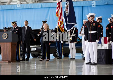 Präsident Barack Obama steht mit Außenministerin Hillary Rodham Clinton während der Zeremonie zur Überweisung von Überresten in der Joint Base Andrews, MD., 14. September 2012, um die Rückkehr der Überreste der vier in Bengasi, Libyen, getöteten Amerikaner in die Vereinigten Staaten zu markieren. Präsident Barack Obama steht mit Außenministerin Hillary Rodham Clinton während der Zeremonie zur Überweisung von Überresten in der Joint Base Andrews, MD., 14. September 2012, um die Rückkehr der Überreste von J. Christopher Stevens, US-Botschafter in Libyen, in die Vereinigten Staaten zu bezeichnen; Sean Smith, Informatio Stockfoto
