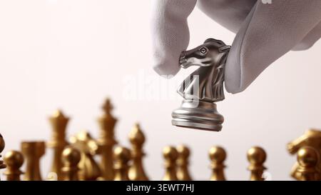 Schachbrett. Nahschach Strategiekonzept von Silber- und Goldschach auf klassischem Brett. Die Hand bewegt vorsichtig ein Stück, das die Planungsentscheidung symbolisiert Stockfoto