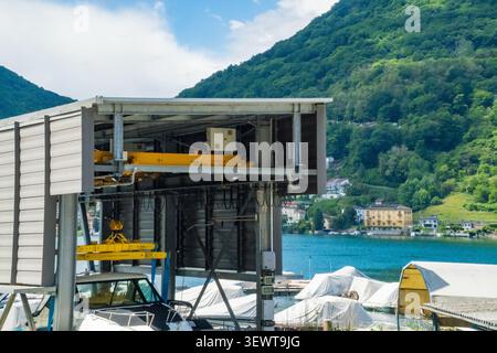 Bootsaufbewahrungsregal im Hafen am Luganersee grüne Hügel Tessin Schweiz Stockfoto