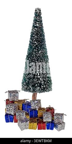 Farbenfrohe Geschenkverpackungen mit Bögen unter einem Weihnachtsbaum, bereit zum Feiern Stockfoto