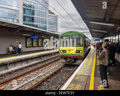8500 Klasse Pendler Zug, Passagiere, Bahnpendler auf dem Dart Dublin Area Rapid Transit Tara Street Station Bahnsteig, Dublin, Irland Stockfoto