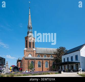 Die Kirche St. Peter in Ketten steht im Zentrum von Beringen und ist eines der wichtigsten religiösen und architektonischen Wahrzeichen der Stadt. Beringen, Belg Stockfoto