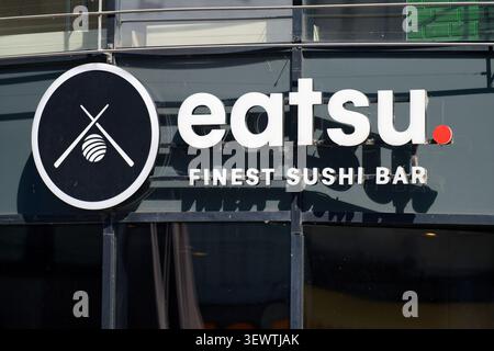 Köln, Deutschland 18. Juni 2026: Eine Nahaufnahme des Eatsu Finest Sushi Bar-Schildes mit seinem runden Essstäbchen-Logo auf einer Glasfassade im c Stockfoto