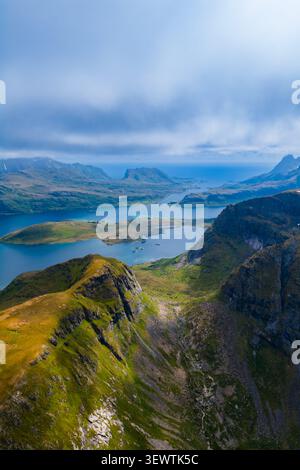 Luftaufnahme des Ryten-Berges und der Fjorde in den Lofoten-Inseln, Norwegen Stockfoto
