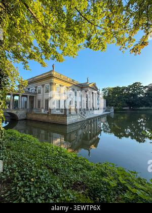 Palast auf der Insel im Lazienski Park Stockfoto