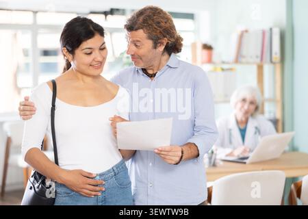 Glückliches Paar mit erfolgreichen Testergebnissen in der klinischen Praxis Stockfoto