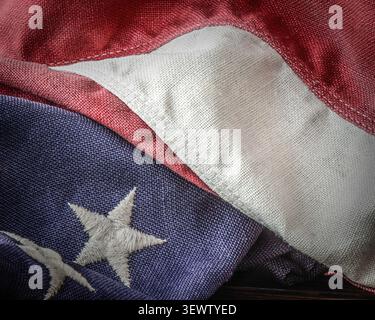 Nahaufnahme einer gefalteten amerikanischen Flagge mit einem weißen Streifen und zwei Sternen Stockfoto
