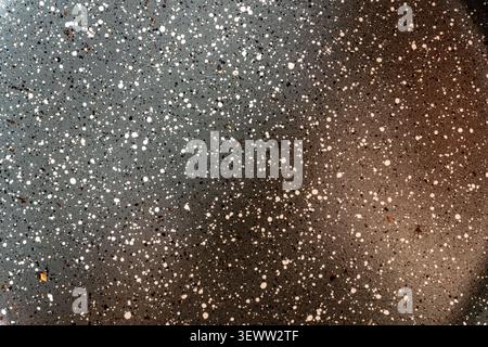 Dunkle Holzkohle und warme rötlich-braun melierte Oberfläche, die Granitmatte Oberfläche ähnelt scharfes Detail auf Granitspritzern, hervorragend geeignet für zeitgenössische Grap Stockfoto