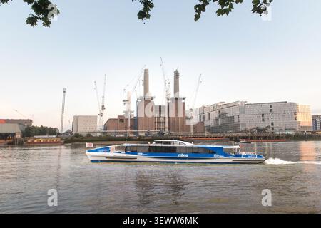 Der Mercury Clipper, ein MBNA Thames Clipper, navigiert entlang der Themse am berühmten Battersea Power Station in London vorbei. Stockfoto