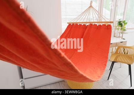 Helle orange Hängematte in einem modernen Innenraum Stockfoto