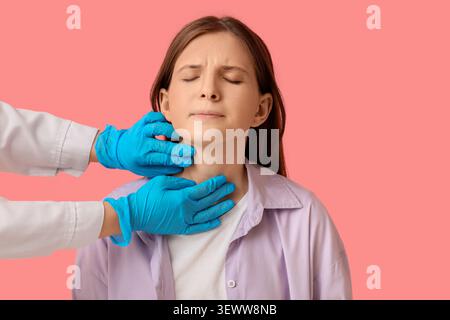 Der Arzt untersucht die Kehle junger Frauen Stockfoto