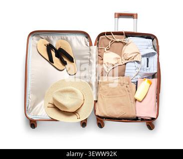 Offener Koffer mit Sommerkleidung und Accessoires Stockfoto