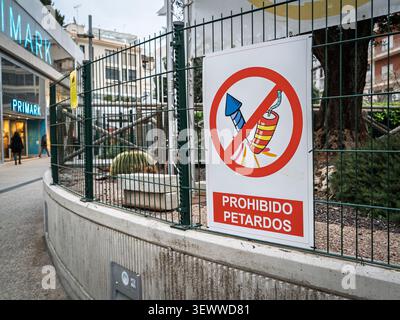 VALENCIA, SPANIEN - 28. FEBRUAR 2026: Warnschild in Valencia, durchgestrichene Feuerwerkskörper und der Text Prohibido Petardos, der darauf hinweist, dass die Pyrotechnik f Stockfoto