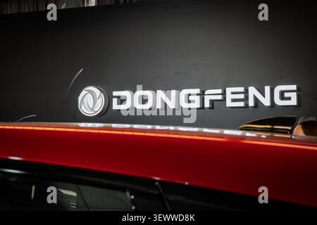 BELGRAD, SERBIEN - 22. MÄRZ 2026: Dongfeng-Logo in einem Autohändler in Belgrad, Serbien. Dongfeng ist ein chinesischer Auto- und Automobilhersteller. Stockfoto