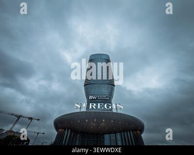 BELGRAD, SERBIEN - 17. MAI 2026: St Regis Logo und Belgrad Waterfront Schild auf Kula Beograd in Serbien. St Regis ist eine Marke von Luxushotels, beograd n Stockfoto