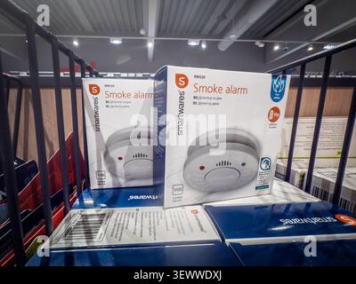 BELGRAD, SERBIEN - 17. MAI 2026: Smartwares RM520 Rauchmeldeboxen zum Verkauf in einem Ladenregal in Belgrad, mit Produktverpackung, Brandschutzzeichen Stockfoto