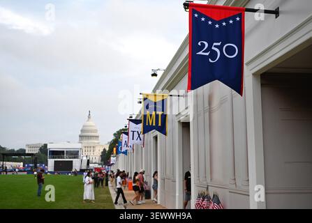 Washington, USA. Juni 2026. Die Besucher besuchen die Great American State Fair in Washington, DC, USA, am 27. Juni 2026. Die Great American State Fair findet hier vom 25. Juni bis 10. Juli statt. Quelle: Li Rui/Xinhua/Alamy Live News Stockfoto