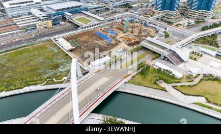 Aus der Vogelperspektive eine große Baustelle mit Kränen und neuer Infrastruktur entlang der Stadtlandschaft des Bahnhofs busan Stockfoto