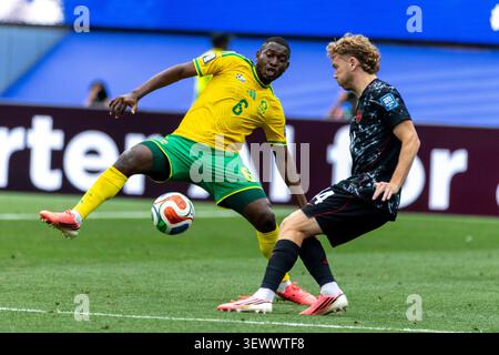 Los Angeles, Usa. Juni 2026. Südafrikas Aubrey Modiba (6) und der Kanadier Jacob Shaffelburg (14) waren während des Fußballspiels der FIFA-Weltmeisterschaft 32 zwischen Kanada und Südafrika im Einsatz. Endpunktzahl; Kanada 1:0 Südafrika Credit: SOPA Images Limited/Alamy Live News Stockfoto