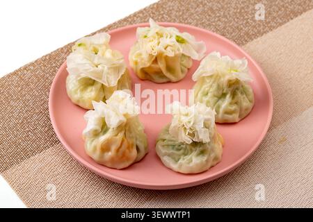 Traditionelle chinesische Papierhaut-Shumai-Knödel, gedünsteter dünner Wickel Siu Mai mit herzhafter, klebriger Reisfüllung Stockfoto