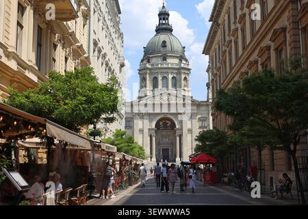 Straßenblick auf Budapests größte Kirche und historisches Wahrzeichen St. Stephans Basilika in Ungarn im Sommer Stockfoto