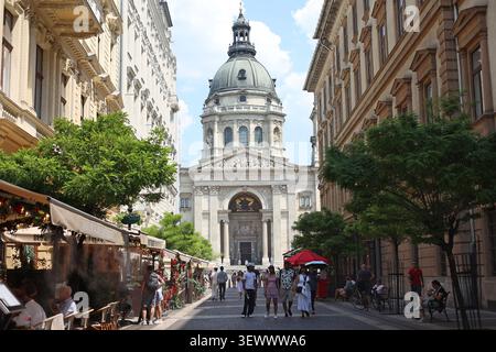 Straßenblick auf Budapests größte Kirche und historisches Wahrzeichen St. Stephans Basilika in Ungarn im Sommer Stockfoto