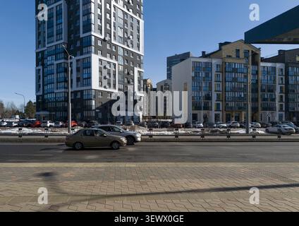 Minsk Weißrussland 8. März 2026 ruhige Straße mit Autos und Wohnhäusern an sonnigen Tagen Stockfoto