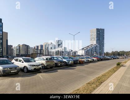 Minsk Weißrussland März 30 2026 Autos stehen in Reihe entlang der Stadtstraße in der Nähe moderner Gebäude. Geparkte Fahrzeuge am Straßenrand schaffen City Transport sce Stockfoto